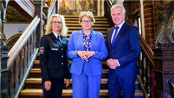 Thomas Ring übergibt den Staffelstab als Präsident der Polizeidirektion Lüneburg an Kathrin Schuol. 