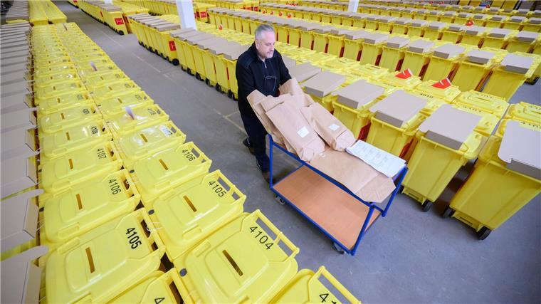 Briefwahl in Niedersachsen läuft - teils großer Andrang Thomas Rittler, Mitarbeiter im Wahlamt der Stadt Hannover, läuft im Wahllager der Stadt Hannover zwischen Urnen.