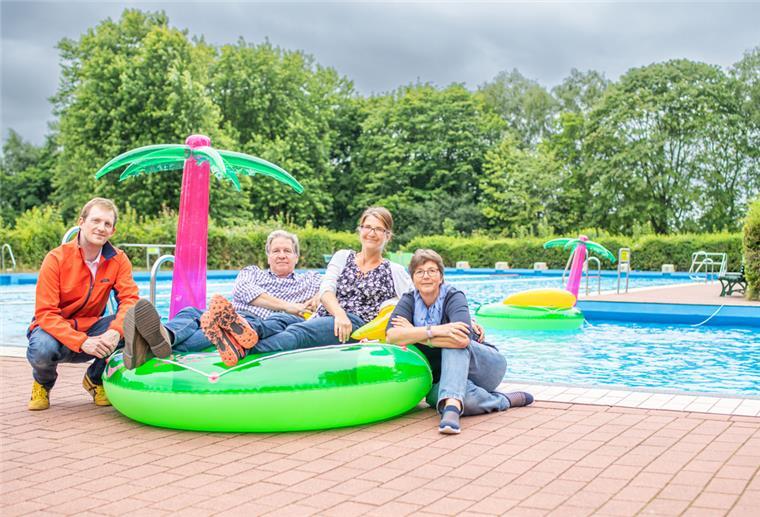 Menschen auf einer Badeinsel im Freibad Grünhöfe.