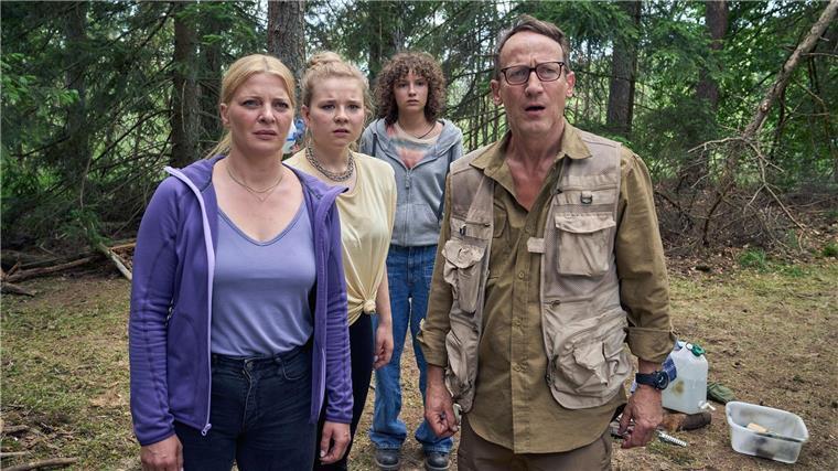 Thomas Wellmann (Wotan Wilke Möhring, rechts) bereitet sich mit seiner Frau Eva (Jördis Triebel, links) und den Töchtern Paula (Daria Vivien Wolf, Zweite von links) und Jenny (Josefine Keller) auf einen erneuten Blackout vor - eine Szene aus „Blackout bei Wellmanns“. Der Film lief im März bei Arte und kommt nun im ZDF.