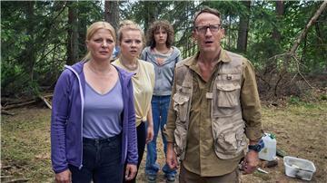 Thomas Wellmann (Wotan Wilke Möhring, rechts) bereitet sich mit seiner Frau Eva (Jördis Triebel, links) und den Töchtern Paula (Daria Vivien Wolf, Zweite von links) und Jenny (Josefine Keller) auf einen erneuten Blackout vor - eine Szene aus „Blackout bei Wellmanns“. Der Film lief im März bei Arte und kommt nun im ZDF.