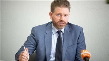 Thorge Koehler, künftigen Leiter des Bremer Landesamtes für Verfassungsschutz, spricht bei einer Pressekonferenz.