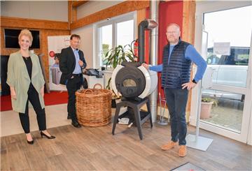 Thorsten Fischer von Fischers Haustechnik mit Stefan Duden und Natascha Beling von der Weser-Elbe Sparkasse.
