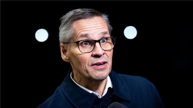 Thorsten Gröger, Bezirksleiter der IG Metall in Niedersachsen und Sachsen-Anhalt, gibt in der Nacht vor dem Betriebsgelände der Clarios Varta Hannover GmbH am Rande eines Warnstreiks ein Interview.