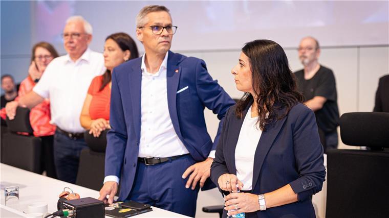 Thorsten Gröger von der IG Metall und VW-Betriebsratschefin Daniela Cavallo kündigten erbitterten Widerstand gegen die jüngsten Sparpläne an.