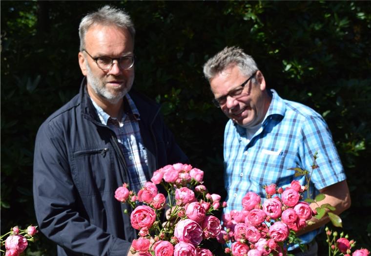 Thorsten Hainhorst (rechts) und sein Chef Thomas Reinicke vom Gartenbauamt Bremerhaven wissen um die große Beliebtheit von Rosen in den Anlagen der Seestadt.