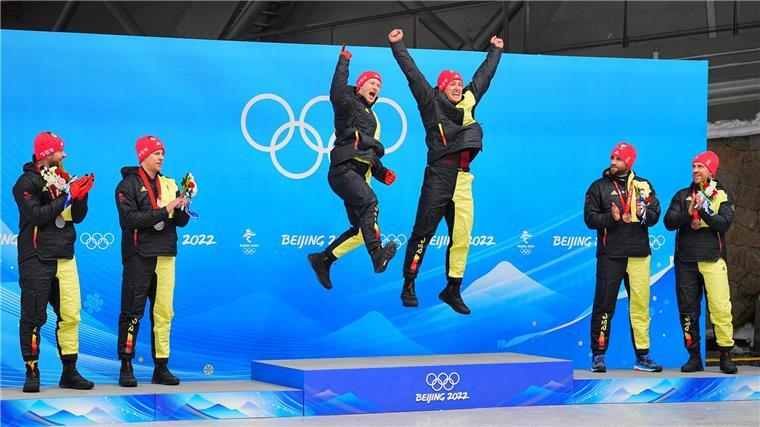Thorsten Margis (4 v l) wechselt ins Team Johannes Lochner (l) und fährt dann gegen Goldmedaillengewinner Francesco Friedrich. 