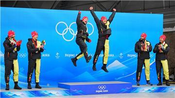 Thorsten Margis (4 v l) wechselt ins Team Johannes Lochner (l) und fährt dann gegen Goldmedaillengewinner Francesco Friedrich. 