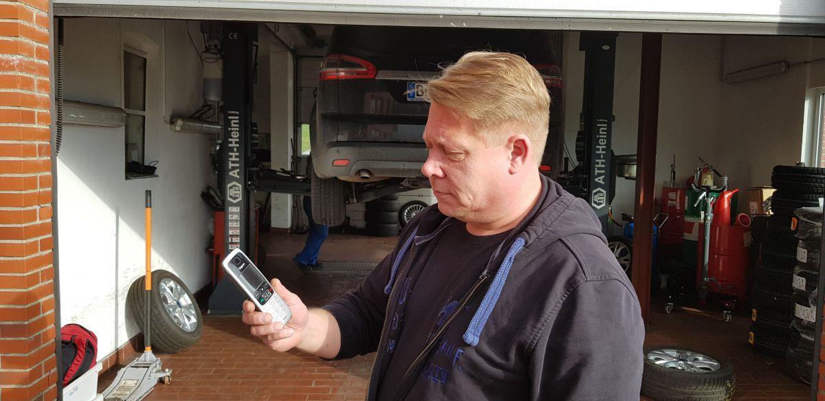 Telekom kündigt Butjadinger Handwerksbetrieb einfach den Festnetz-Anschluss Thorsten Memenga aus Feldhausen hat Probleme mit der Telekom und der EWE.