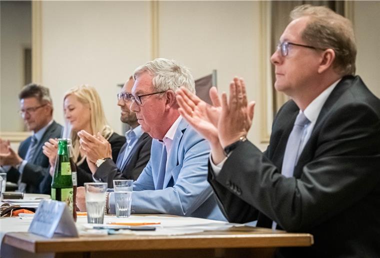 Thorsten Raschen (rechts) stellt auf dem CDU-Parteitag aktuelle Projekte vor.