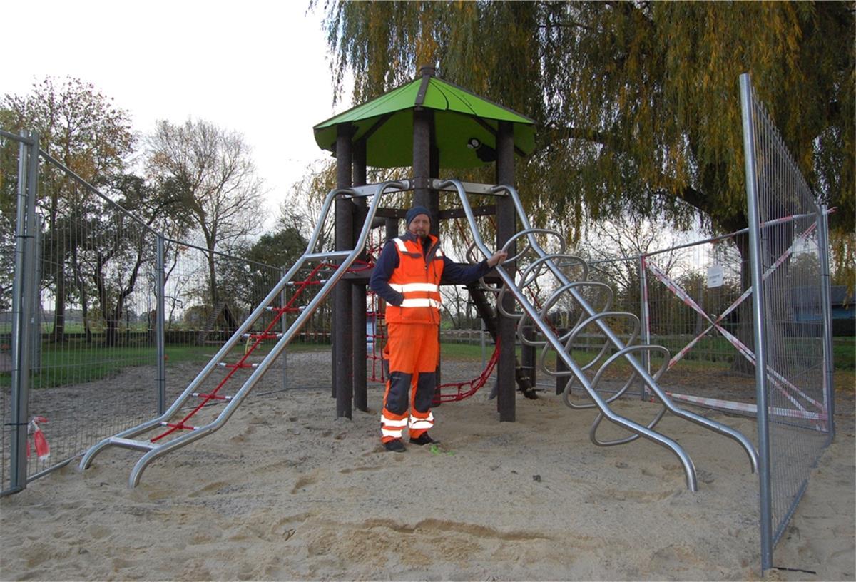 Thorsten Taute, Teamleiter des Stadlander Bauhofs, ist selber von dem neuen Spielgerät auf dem Spielplatz an der Grundschule Schwei begeistert.