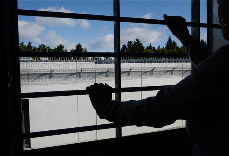 - Ein Häftling posiert am 19.09.2013 im Neubau der Justizvollzugsanstalt in Ravensburg (Baden-Württemberg) an einem vergitterten Fenster in einer Zelle. (