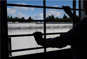 - Ein Häftling posiert am 19.09.2013 im Neubau der Justizvollzugsanstalt in Ravensburg (Baden-Württemberg) an einem vergitterten Fenster in einer Zelle. (
