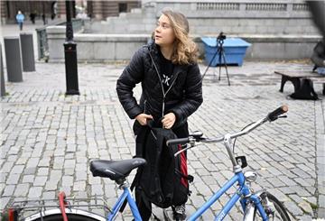 Die Klimaaktivistin Greta Thunberg kommt zur wöchentlichen Demonstration "Fridays for Future" auf Mynttorget neben dem schwedischen Parlament Riksdagen. 