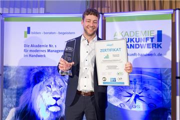 Tibor Schulz nahm den Preis in Karlsruhe entgegen, während seine Eltern in der Firma in Langen die Stellung hielten.