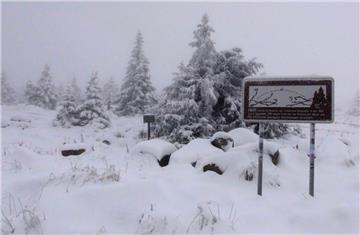 Tief verschneit zeigte sich heute der Brocken im Harz bei Schierke (Sachsen-Anhalt).