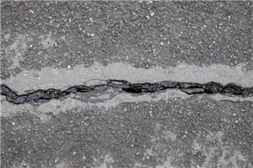Tiefe Risse und Schlaglöcher soweit das Auge reicht. So sehen viele Straßen im Kreis aus. Die schlimmsten Buckelpisten sollen jetzt saniert werden.