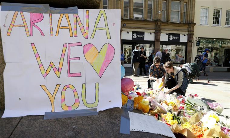 Tiefe Trauer am Dienstag: Bei einem Anschlag auf ein Konzert der Sängerin Ariana Grande sind laut Polizeiangaben mindestens 23 Menschen getötet und 59 verletzt worden.