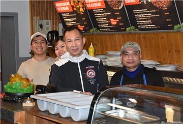Tien Van Vu, seine Frau und seine Mitarbeiter freuen sich, Gäste in Ottens Grillstube kulinarisch verwöhnen zu können. 