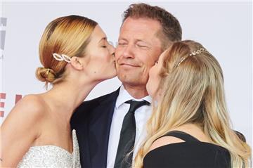 Til Schweiger genießt die Küsschen seiner Töchter Lilli (links) und Luna. jetzt hat der Schauspieler eine neue Liebe gefunden.


