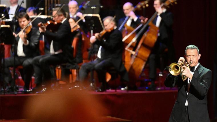 Till Brönner spielt gern Crossover mit Orchester Till Brönner spielt beim Dresdner Semperopernball zusammen mit dem Orchester.