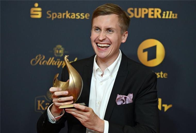 Goldene Henne für Barbara Schöneberger und Sarah Connor Till Reiners holt sich den Comedy-Preis.