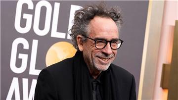 Tim Burton hatte auch schon bei dem Original-Hit „Beetlejuice“ als Regisseur hinter der Kamera gestanden.
