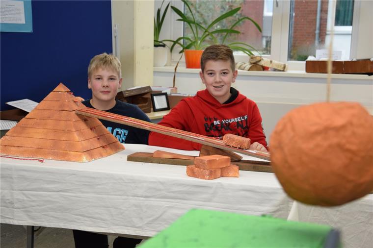 Tim Lange und Joshua Preuß aus der Klasse 6d der Oberschule Selsingen zeigen das Modell einer Pyramide, die im alten Ägypten mit Hilfe einer Rampe gebaut worden war.