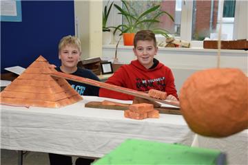 Tim Lange und Joshua Preuß aus der Klasse 6d der Oberschule Selsingen zeigen das Modell einer Pyramide, die im alten Ägypten mit Hilfe einer Rampe gebaut worden war.