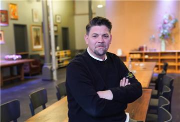 Tim Mälzer, Koch und Autor, sitzt vor dem Restaurant «Bullerei» anlässlich eines Interviews zu seinem neuem Buch und zur Situation der Kneipen in Hamburg