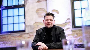 Tim Mälzer hat zusammen mit Schauspieler André Dietz und mit einer Gruppe von Menschen mit Behinderungen eine Doku gedreht - diesmal in einem Pflegeheim. 