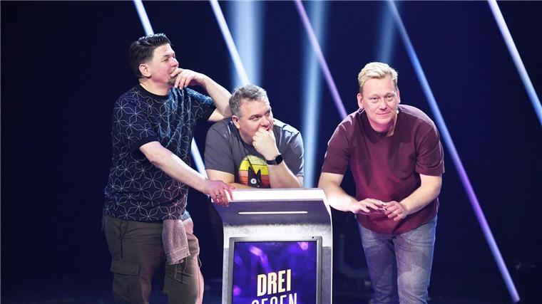 Tim Mälzer (l-r), Elton und Jens „Knossi“ Knossalla stellen sich der Herausforderung.