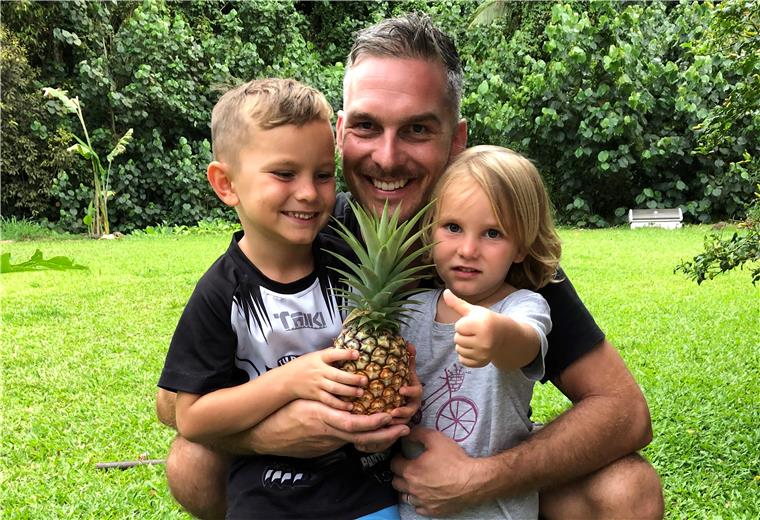 Tim Meyer mit seinen Kindern Yann Tamatoa und Charlie Moana.