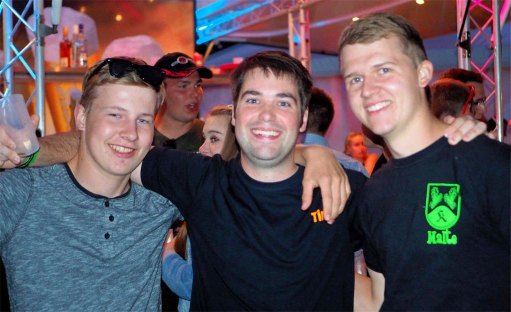 Tim (Mitte) aus Holßel lässt keine Party aus. Foto Stehn