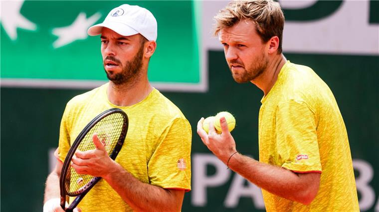 Tim Pütz (l) und Kevin Krawietz setzten den Schlusspunkt beim Erfolg der deutschen Davis-Cup-Herren gegen Chile.