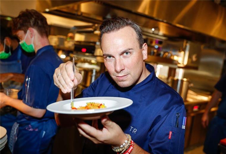 Tim Raue will im März 2025 ein neues Restaurant unter dem Namen „Sphere by Tim Raue“ im Berliner Fernsehturm eröffnen.