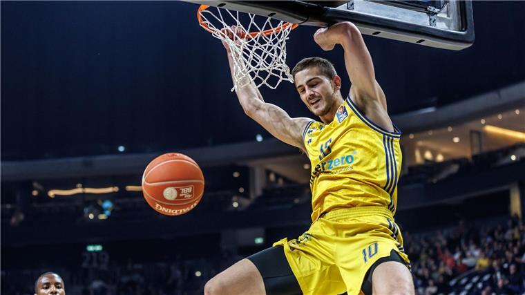 Alba Berlin verliert gegen Paris - Koumadje suspendiert Tim Schneider war gegen Paris bester Werfer für Alba.
