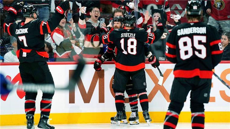 Tim Stützle (M.) blieb gegen Toronto ohne Torbeteiligung.