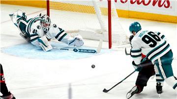 Tim Stützle (verdeckt, r) trifft nach einer Fehlerkette der Sharks-Defensive.