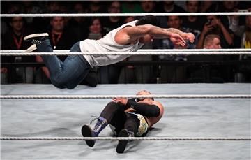 Tim Wiese (oben), der Flugakrobat: Der ehemalige Werder-Keeper gewann sein Debut als Wrestler in der Münchener Olympiahalle.