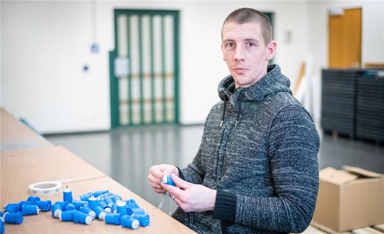 Timo (30) ist in der JVA Bremerhaven inhaftiert. Er arbeitet im Stücklohnbetrieb des Gefängnisses und etikettiert 3000 Elektroschalter am Tag. 