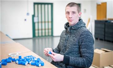 Timo (30) ist in der JVA Bremerhaven inhaftiert. Er arbeitet im Stücklohnbetrieb des Gefängnisses und etikettiert 3000 Elektroschalter am Tag. 