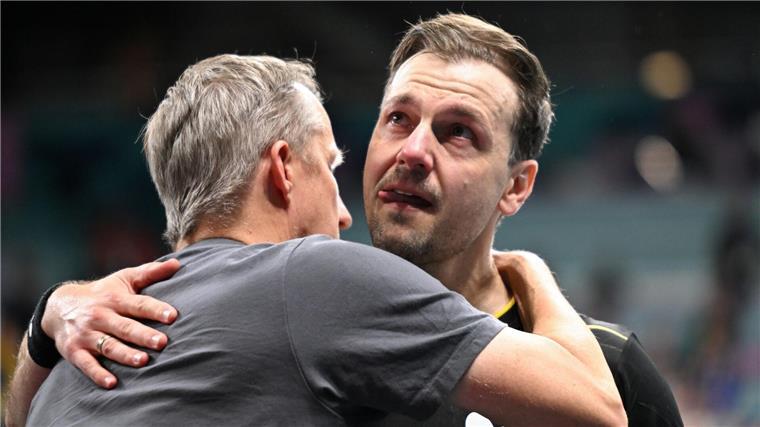 Auszeit, Camping, Tennis mit Nowitzki: Bolls Rentenpläne Timo Boll (r) mit Bundestrainer Jörg Roßkopf.