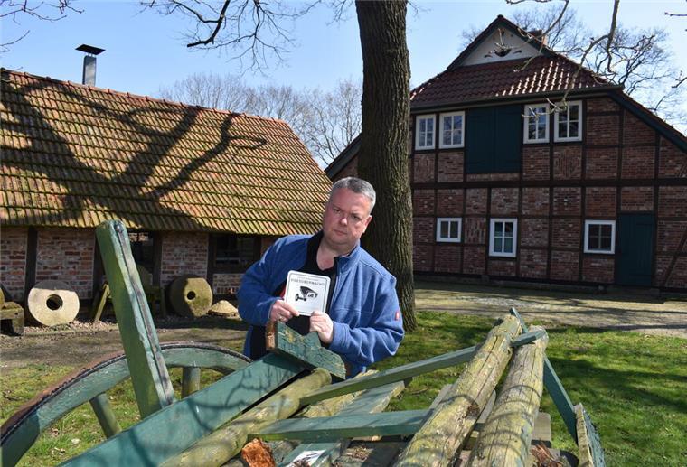 Timo Gerkens vom Heimatverein Beverstedt ärgert sich über den zerstörten Ackerwagen am Dorphuus Lunestedt und weitere Beschädigungen, die Unbekannte angerichtet haben. In Zukunft weißt ein Schild auf die neue Videoüberwachung an dem Gebäude hin. 