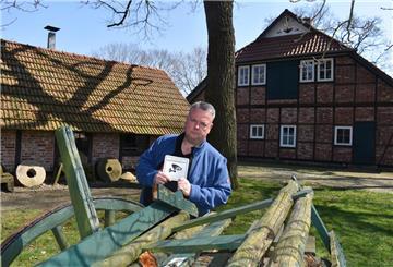 Timo Gerkens vom Heimatverein Beverstedt ärgert sich über den zerstörten Ackerwagen am Dorphuus Lunestedt und weitere Beschädigungen, die Unbekannte angerichtet haben. In Zukunft weißt ein Schild auf die neue Videoüberwachung an dem Gebäude hin. 