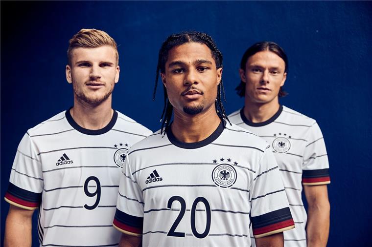 Timo Werner, Serge Gnabry und Nico Schulz (von links) tragen das neue Trikot der deutschen Fußball-Nationalmannschaft. 

