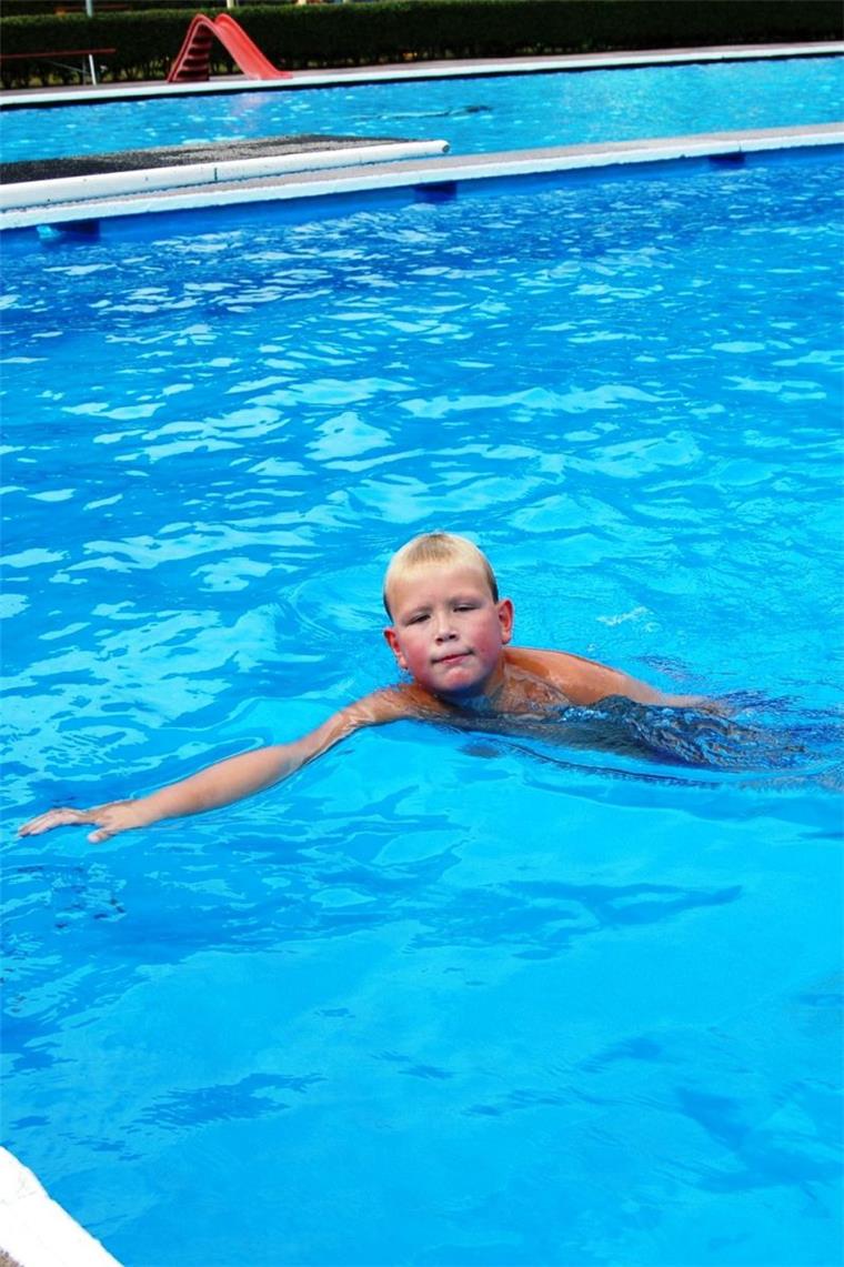 Kirchtimke: Kinder schwimmen für ihr Freibad Timon Grotheer schwimmt für den Erhalt des Kirchtimker Freibads. Freunde und Familienmitglieder unterstützen ihn mit einer Spende pro geschwommener Bahn.