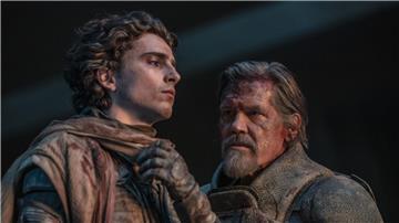 Timothée Chalamet (l) als Paul Atreides und Josh Brolin als Gurney Halleck in einer Szene des Films „Dune: Part Two“.