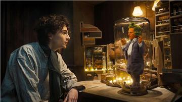 Timothée Chalamet (l) als Willy Wonka und Hugh Grant als Oompa Loompa in einer Szene des Films „Wonka“.