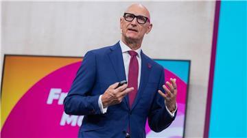 Timotheus Höttges von der Deutschen Telekom warnt: „Die Flächendeckungsauflagen gehen am Kundennutzen vorbei, sie sind nicht verhältnismäßig und vor allem sind sie auch praktisch kaum umsetzbar.“